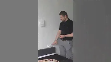 Розетки и светильник у кровати